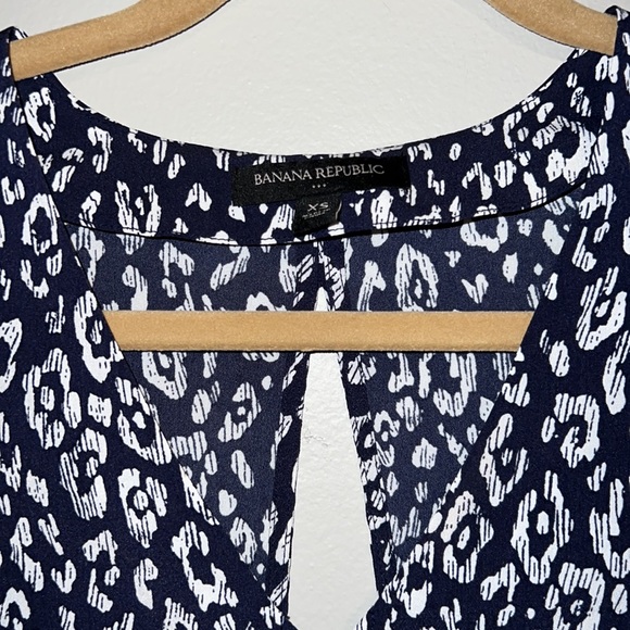 🎉 Host Pick 🎉 Banana Republic hidden button down shirt blue - Picture 2 of 9